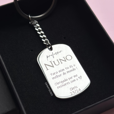 Porta-chaves metálico prateado com gravação personalizada para professor Nuno dentro de caixa preta