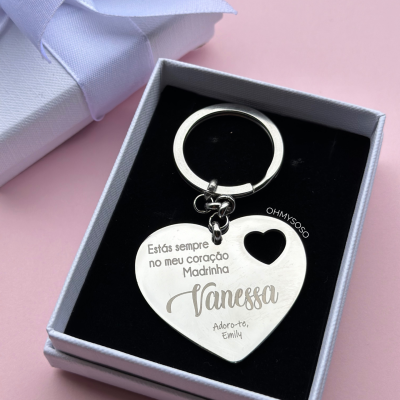 Chaveiro de coração prateado com gravação, numa caixa cinza com interior preto.