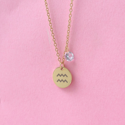 Colar dourado com pendente redondo e pedra transparente