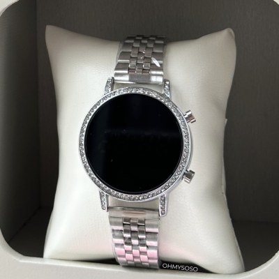 Relógio de pulso metálico prateado com mostrador preto e pedras brilhantes