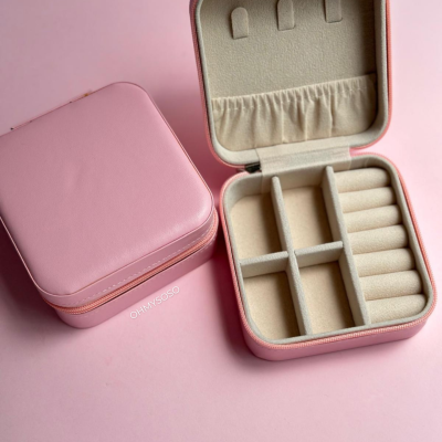 Estojo de joias rosa com interior bege e compartimentos para joias