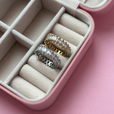 Duas pulseiras dourada e prateada com pedras numa caixa de veludo creme com capa rosa