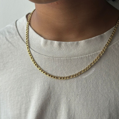 Gargantilha dourada com elos grossos em modelo com t-shirt cinza clara