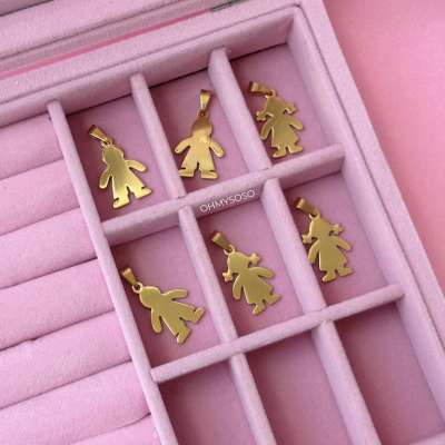 Pendentes em ouro em forma de crianças numa caixa de veludo rosa