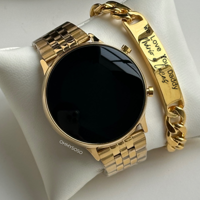 Relógio e pulseira dourados com mostrador negro e pulseira de elos, pulseira inclui gravação We Love You Daddy Livio 9/16.