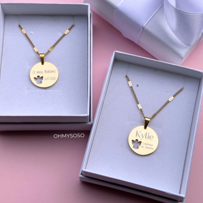 Duas pulseiras douradas com medalhões gravados em caixas brancas sobre fundo rosa