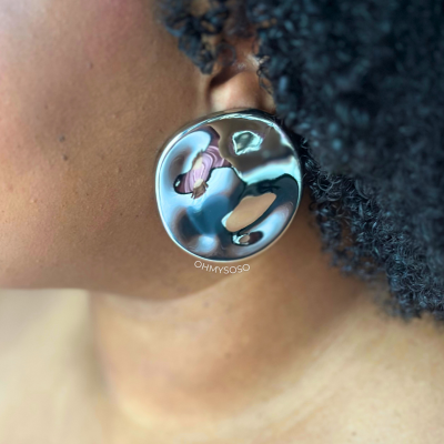 Brinco grande redondo prateado com acabamento irregular na orelha