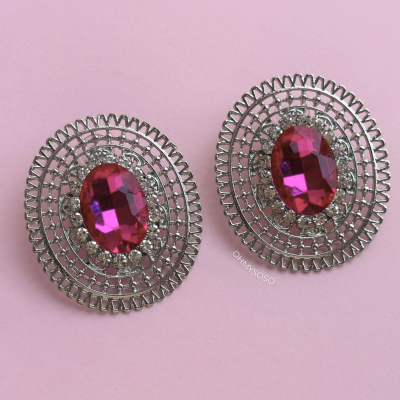 Brincos ovais com pedra vinho e cristais transparentes em estrutura metálica prateada