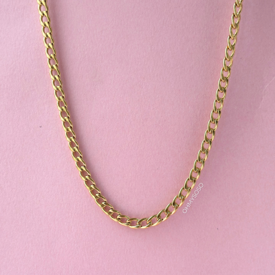 Colar dourado em fundo rosa com logo