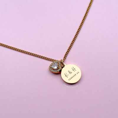 Colar dourado com pendentes em fundo rosa