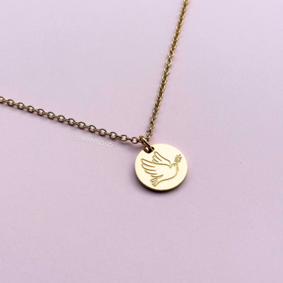 Colar dourado com pendente redondo e imagem de pomba gravada