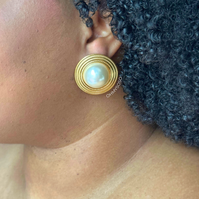 Brinco redondo dourado com pérola blanca no centro.