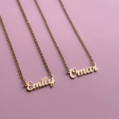 Colares dourados personalizados com nomes Emily e Omar num fundo rosa claro