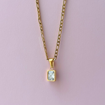 Colar dourado com pendente e pedra clara