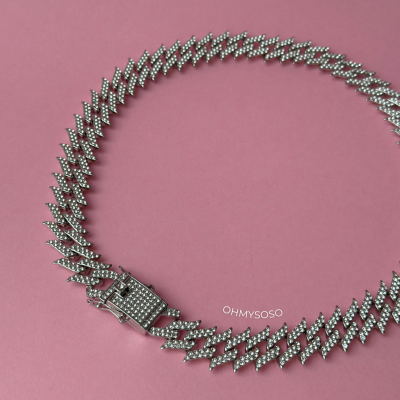 Colar ou pulseira prateada com cristais em fundo rosa