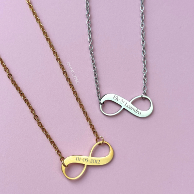Colares com pendentes em forma de infinito dourado e prateado sobre fundo rosa