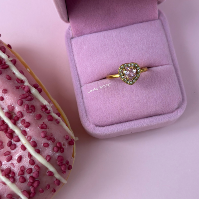 Anel dourado com pedra coração e donut rosa