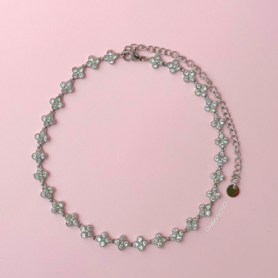 Gargantilha de flores metálicas com pedras brilhantes e fecho com extensor