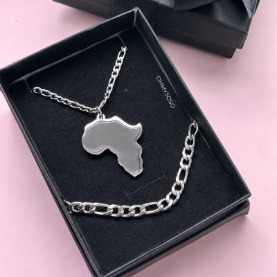 Conjunto de joalharia em prata com corrente e pendente mapa de África em caixa preta com fita.