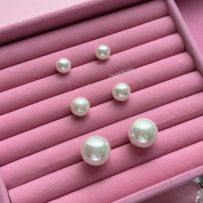 Três pares de brincos de pérola branca em caixa almofadada rosa