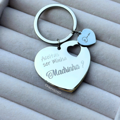 Porta-chaves metálico em forma de coração prateado com gravação 'Aceitas ser minha Madrinha?' e pendente de coração pequeno com a palavra 'Dream'