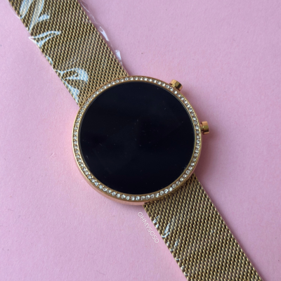 Relógio de pulso dourado com mostrador preto e cristais