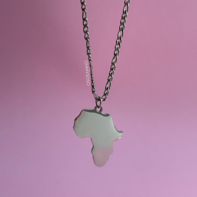 Colar com pendente em forma do mapa de África em metal prateado sobre fundo rosa