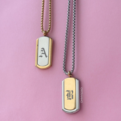 Colares com pendentes retangulares em metal bicolor com letras A e B