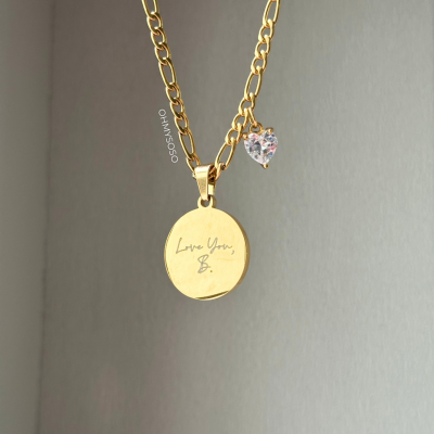 Colar dourado com pendentes redondos e de coração