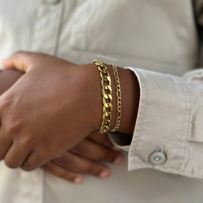 Pulso com duas pulseiras douradas e camisa bege com botões