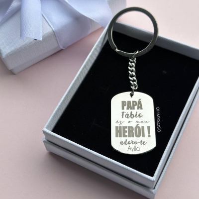 Porta-chaves metálico prateado com gravação, em caixa com laço branco