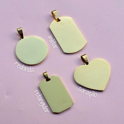 Quatro pendentes dourados com diferentes formas sobre fundo lilás.