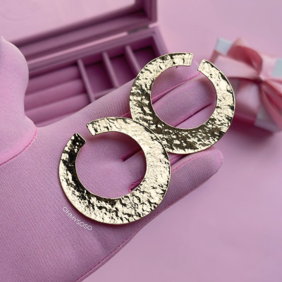 Brincos dourados texturizados em formato circular grandes