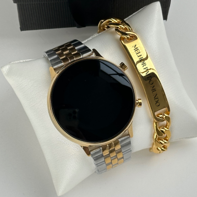 Relógio de pulso com bracelete metálica prata e dourada e pulseira dourada com placa gravada