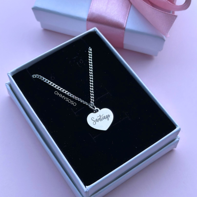 Colar com pendente de coração e caixa de presente com fita rosa