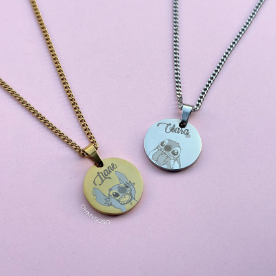 Dois colares redondos, um dourado com texto Irene e outro prateado com texto Clara, ambos com desenhos de personagens, fundo rosa.