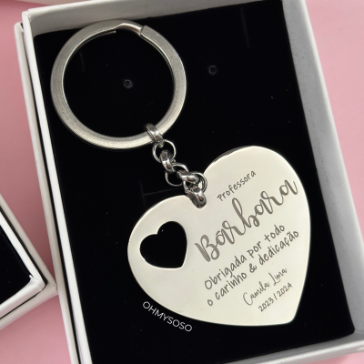 Chaveiro de coração metálico gravado numa caixa branca com interior preto