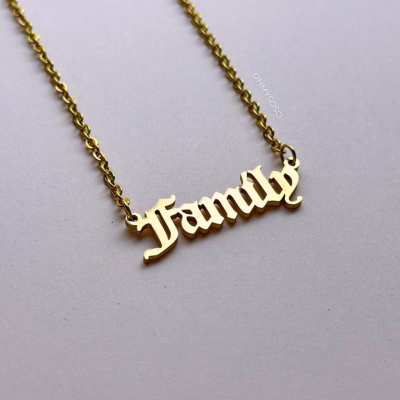 Colar dourado com palavra Family em letra gótica