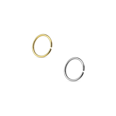 Dois anéis abertos dourado e prateado em fundo branco