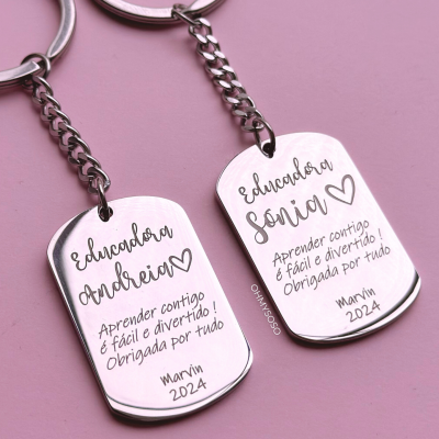 Dois porta-chaves metálicos gravados para educadoras Andreia e Sónia