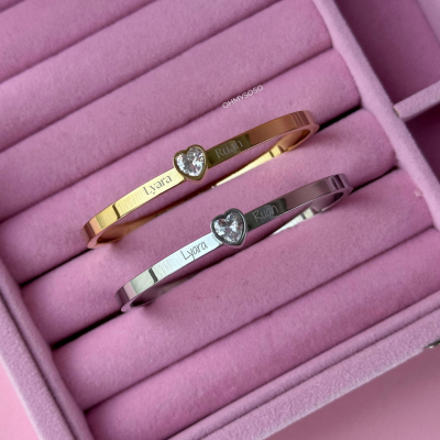 Dois braceletes com pedra coração em caixa rosa