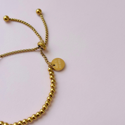 Pulseira dourada com pendente gravado e corrente ajustável