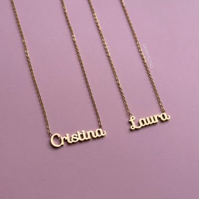 Colares dourados com os nomes Cristina e Laura sobre fundo rosa