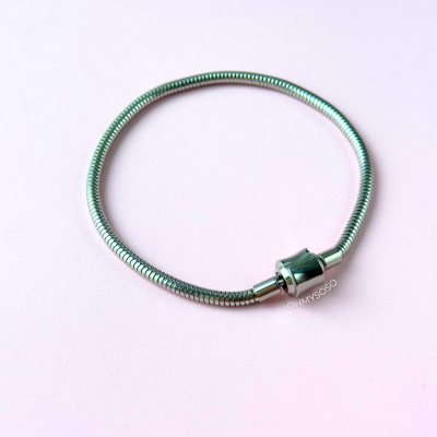 Pulseira metálica prateada com fecho cilíndrico