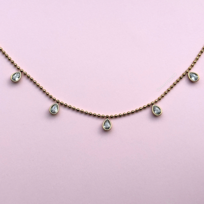 Colar dourado com pendentes de gota com pedras transparentes