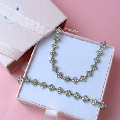 Conjunto de colar e pulseira de cristal em caixa rosa