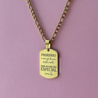 Colar dourado com pendente gravado e fundo rosa