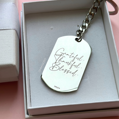 Porta-chaves metálico com corrente e gravação manuscrita em caixa branca