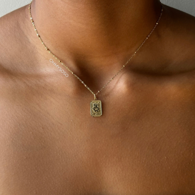 Colar dourado com pendente retangular e corrente fina