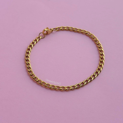 Pulseira dourada de corrente sobre fundo rosa claro com marca OHMYSOSO